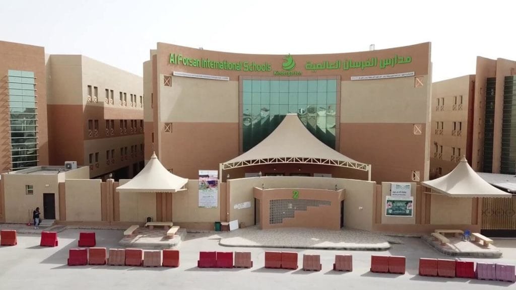 مقارنة بين المدارس للبنين في الرياض وجدة 2 مدارس للبنين في الرياض